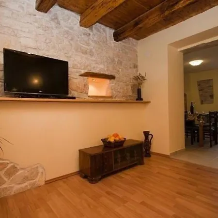 Gemutliche, Rustikale Ferienwohnung Mit Eigenem Pool Und Freizeitraum, Idealer Ausgangspunkt Fur Wan Lägenhet *