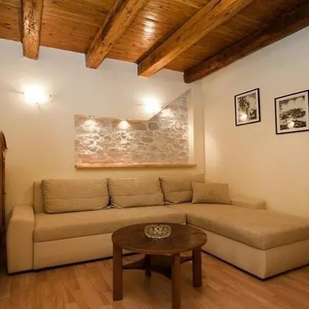 Lägenhet Gemutliche, Rustikale Ferienwohnung Mit Eigenem Pool Und Freizeitraum, Idealer Ausgangspunkt Fur Wan *