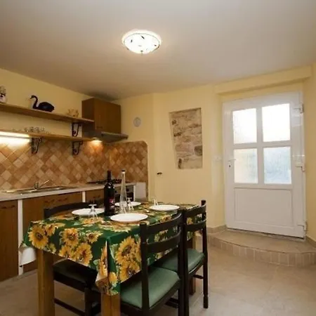 Апартаменты Gemutliche, Rustikale Ferienwohnung Mit Eigenem Pool Und Freizeitraum, Idealer Ausgangspunkt Fur Wan