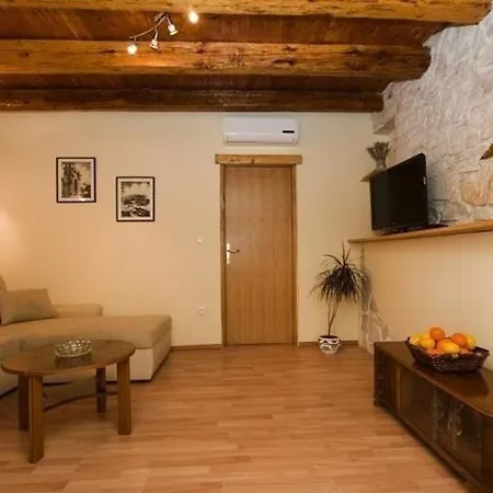 Gemutliche, Rustikale Ferienwohnung Mit Eigenem Pool Und Freizeitraum, Idealer Ausgangspunkt Fur Wan